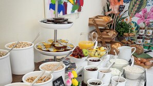 Een ontbijtbuffet met diverse gerechten en labels in een hotel.