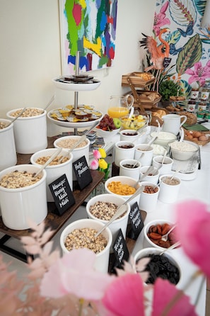 Se ofrece un desayuno bufé todos los días (por un coste adicional)