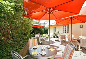 Outdoor dining - Hotel Biederstein am Englischen Garten (München)