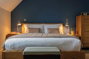 Schreibtisch, Bügeleisen/Bügelbrett, Reisekinderbett, WLAN