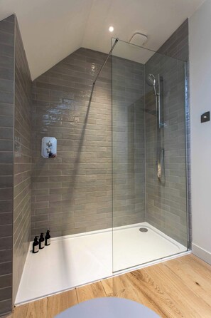 Shower, hair dryer, towels, shampoo - The Walcot Townhouse (Bath)