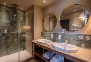 Superior-Doppel- oder -Zweibettzimmer, Gartenblick | Badezimmer | Hausschuhe