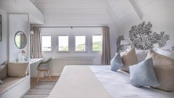Junior-huoneisto, näköala puutarhaan | Tallelokero huoneessa, pimennysverhot, äänieristys, silitysrauta/-lauta