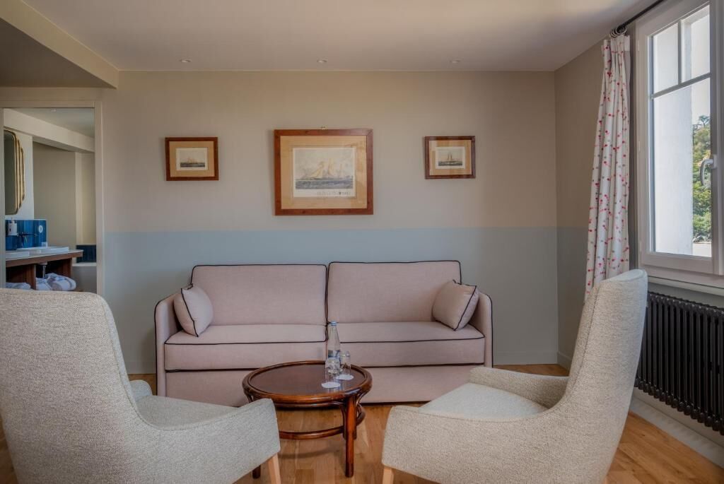 Deluxe Double or Twin Room, Ocean View | Living area
