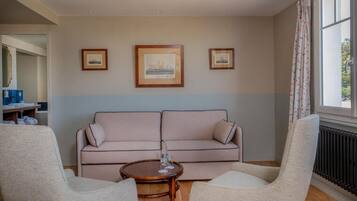 Deluxe Double or Twin Room, Ocean View | Living area