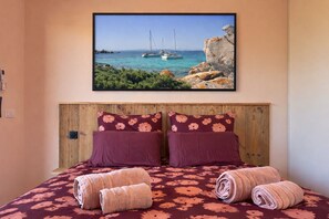 Tabla de planchar con plancha, wifi y ropa de cama 
