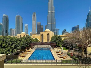 Pool - Modern apartment in perfect Dubai location with cool AC (Dubai)