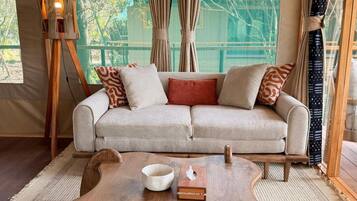 Luxury Tent, River View | Living area