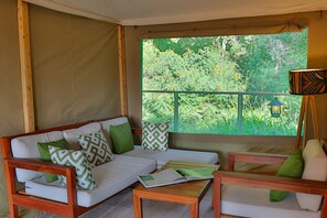 Luxury Suite, River View | Living area