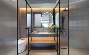 Habitación de lujo doble, vistas al jardín | Baño | Artículos de higiene personal gratuitos, secador de pelo y albornoces