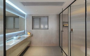 Familien-Suite, Gartenblick | Badezimmer
