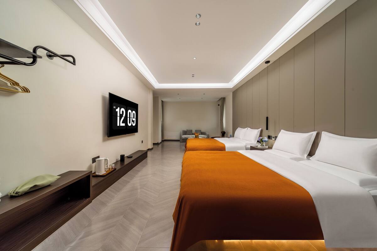 Suite familiar, vista al jardín | Ropa de cama de alta calidad, edredón y minibar 