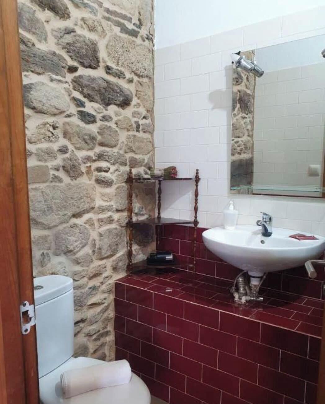 Classic Double or Twin Room, Courtyard View | Bathroom