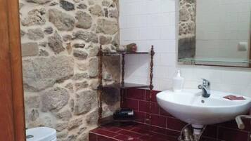 Classic Double or Twin Room, Courtyard View | Bathroom