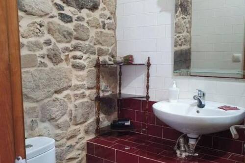 Habitació doble o amb dos llits individuals clàssica, vistes al pati | Bany | Dutxa, tovalloles, sabó i xampú