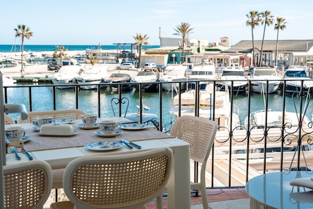 Restauration extérieure. Appartement 4 chambres en première ligne de marina à Puerto Cabopino, à deux pas de la plage