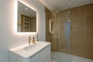 Shower, towels