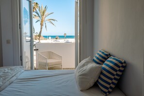 Room - Frontline marina 4-BED apartment in puerto Cabopino, just steps from the beach. (Marbella)