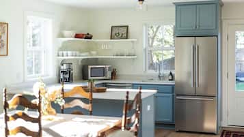 Fridge, microwave, dishwasher, coffee/tea maker