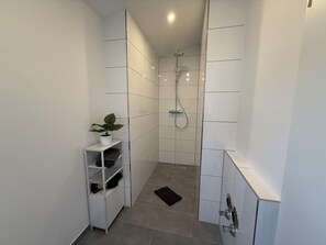 Shower, hair dryer, towels, soap - Simon Living - Apartment Karlsburg central and quiet location in Karlsruhe (Karlsruhe)