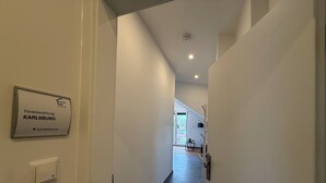 Un pasillo con un cartel que indica 'Ferienwohnung KARLSBURG' y una puerta con el número 9.