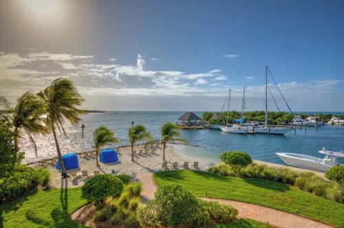 2-bedroom boat in enchanting Key West with AC and fitness room