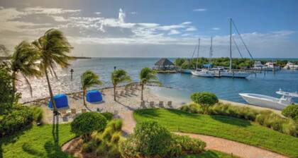 2-bedroom boat in enchanting Key West with AC and fitness room