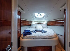Internet, bed sheets - 2-bedroom boat in enchanting Key West with AC and fitness room (Key West)