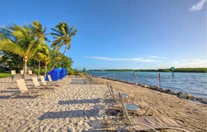 Beach - 2-bedroom boat in enchanting Key West with AC and fitness room (Key West)
