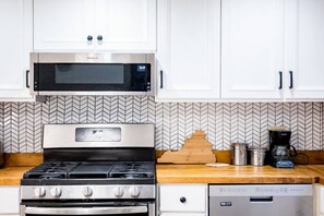 Private kitchen - Historic Downtown Lynchburg Apartment, Walk To Shops and Dining (Lynchburg)