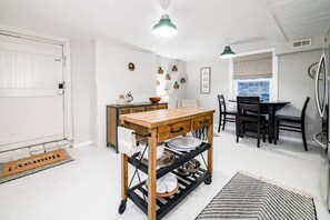 Dining - Historic Downtown Lynchburg Apartment, Walk To Shops and Dining (Lynchburg)