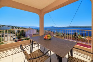 Outdoor dining - Apartment in Dramalj with balcony, sea view and pool (Crikvenica)