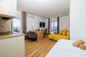 TV - Apartment in Dramalj with balcony, sea view and pool (Crikvenica)