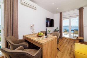Dining - Apartment in Dramalj with balcony, sea view and pool (Crikvenica)