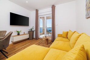 TV - Apartment in Dramalj with balcony, sea view and pool (Crikvenica)