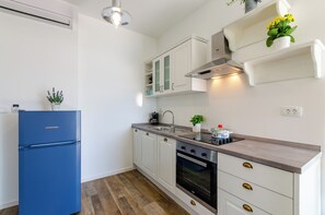 Private kitchen - Family-friendly penthouse with sea views - just 100 m from the sandy beach (Crikvenica)