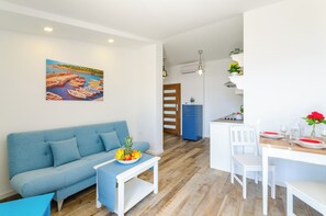 TV - Family-friendly penthouse with sea views - just 100 m from the sandy beach (Crikvenica)