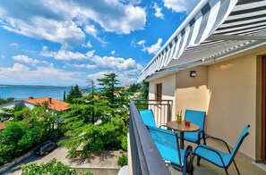 Outdoor dining - Family-friendly penthouse with sea views - just 100 m from the sandy beach (Crikvenica)