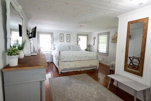 Iron/ironing board, Internet, bed sheets - Historic Home in Coastal Georgia (Darien)
