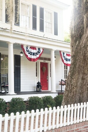 Exterior detail - Historic Home in Coastal Georgia (Darien)
