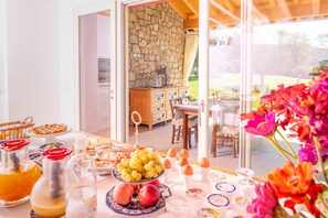 Dining - Room 'Camera Matrimoniale Con Terrazza 1' with Shared Pool, Wi-Fi and Air Conditioning (Costermano sul Garda)
