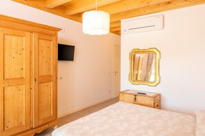 Room - Room 'Camera Matrimoniale Con Terrazza 2' with Shared Pool, Wi-Fi and Air Conditioning (Costermano sul Garda)