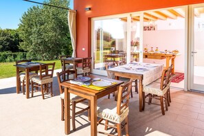 Outdoor dining - Room 'Camera Molinara Con Terrazza' with Shared Pool, Wi-Fi and Air Conditioning (Costermano sul Garda)