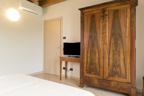 Room - Room 'Camera Molinara Con Terrazza' with Shared Pool, Wi-Fi and Air Conditioning (Costermano sul Garda)