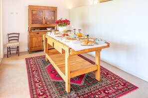 Dining - Room 'Camera Molinara Con Terrazza' with Shared Pool, Wi-Fi and Air Conditioning (Costermano sul Garda)