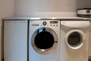 Une machine Ă laver et un sĂšche-linge Ă chargement frontal, placĂ©s lâun sur lâautre.
