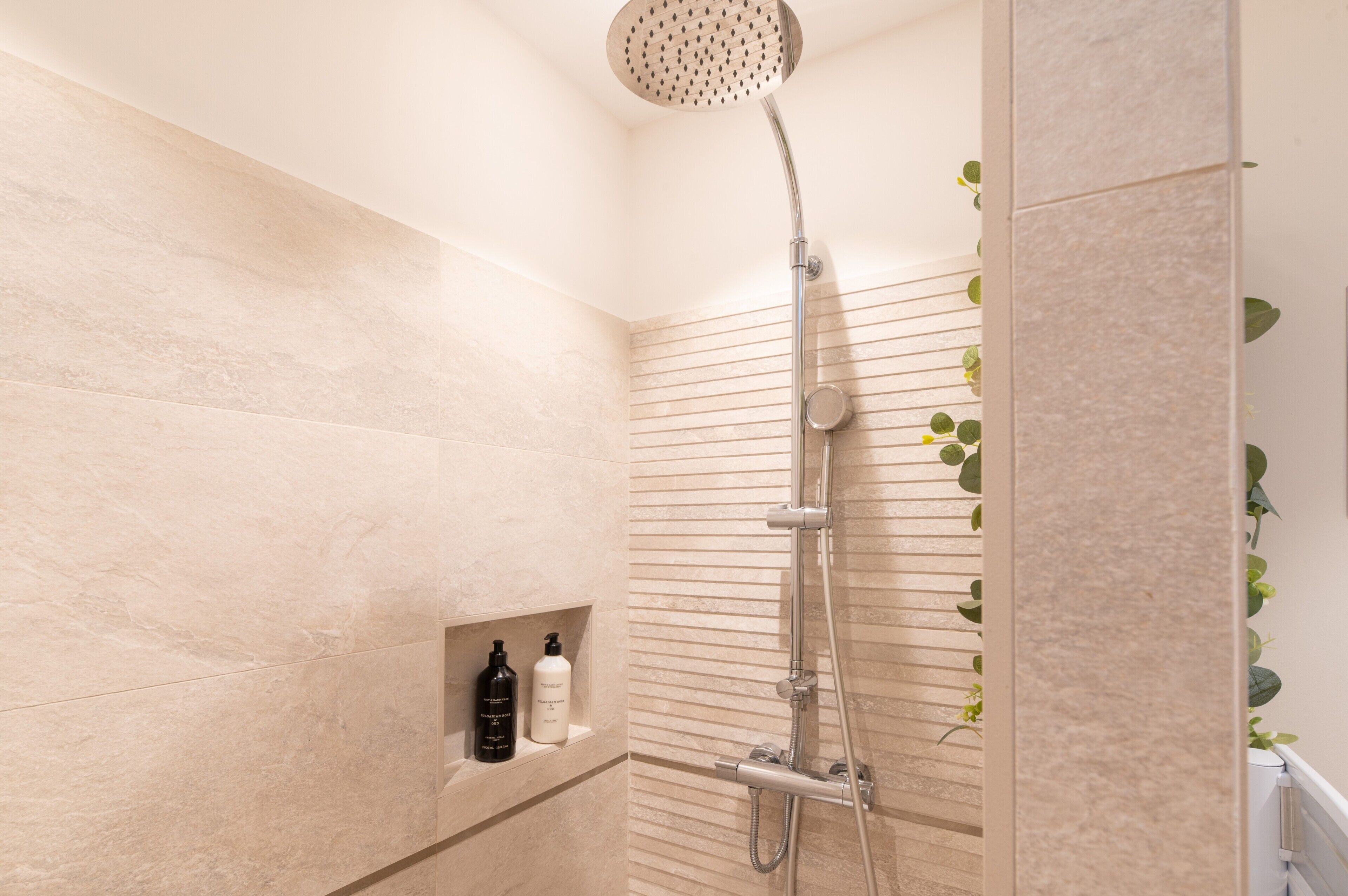 Een douche, een haardroger, handdoeken