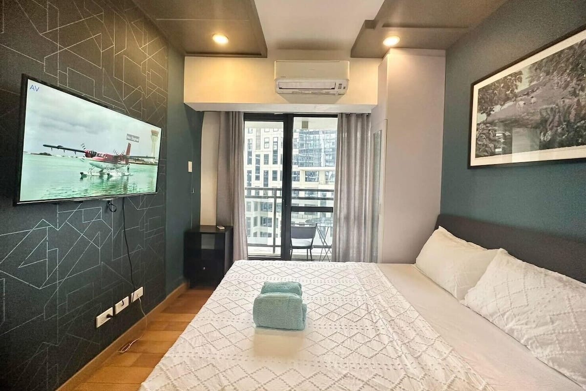 Condo luxueux, balcon, vue sur la ville