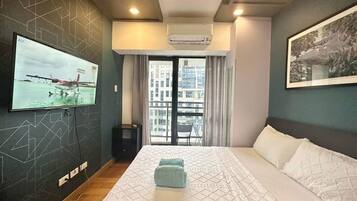 Luxury Condo, Balcony, City View | Free WiFi, bed sheets