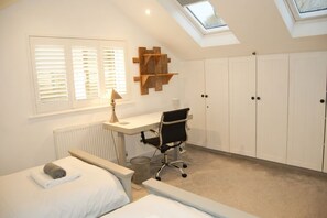 4 Schlafzimmer, Bügeleisen/Bügelbrett, Reisekinderbett, WLAN